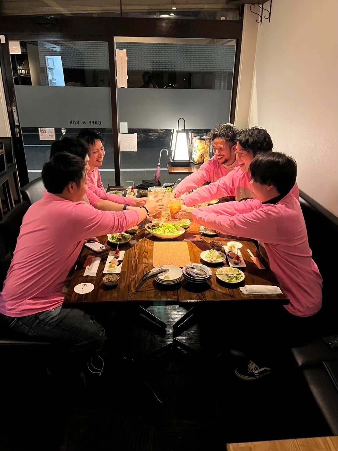 代表の誕生日会で乾杯するC&Cスタッフ